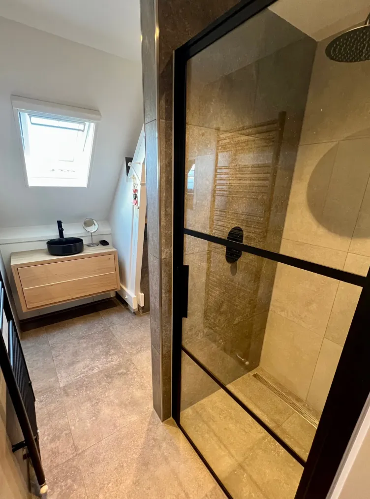 Badkamer met ruime inloopdouche